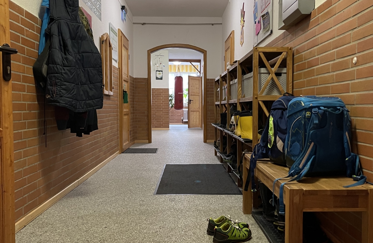 Langer Flur mit Bank und regalen