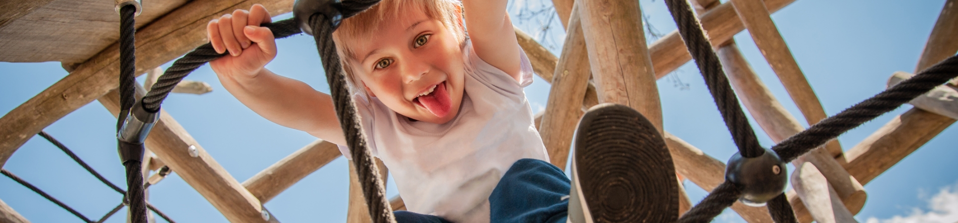 Kinder auf einem Klettergerüst