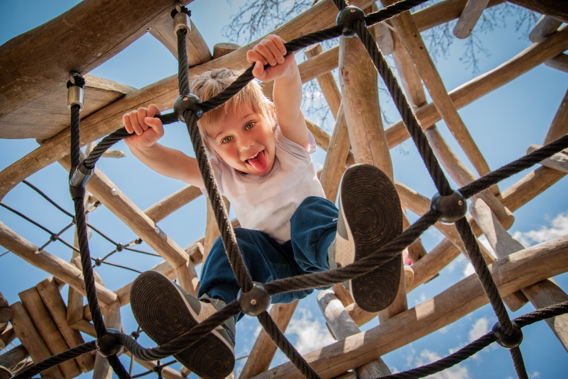 Kinder auf einem Klettergerüst