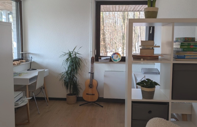 heller Raum mit Schreibtisch mit Blick aus dem Fenster