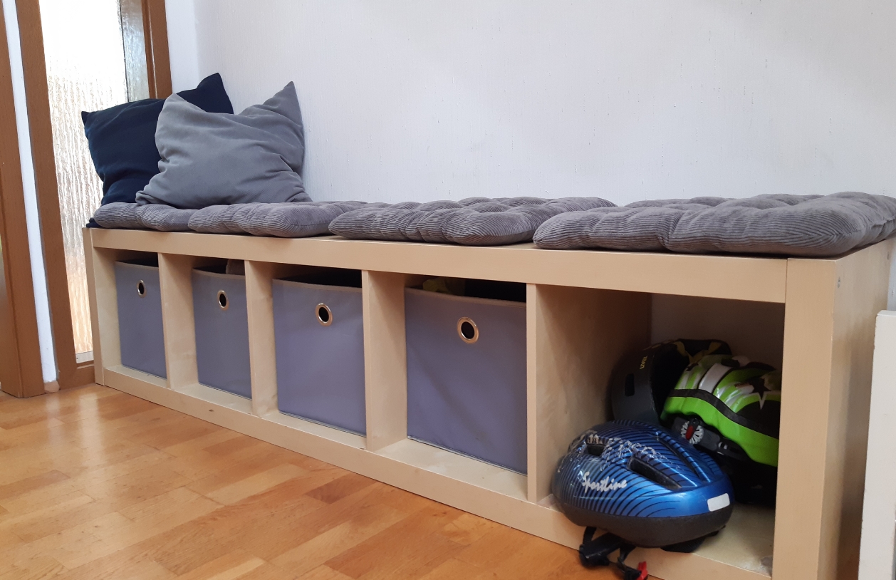 Bank im Flur mit Fächern