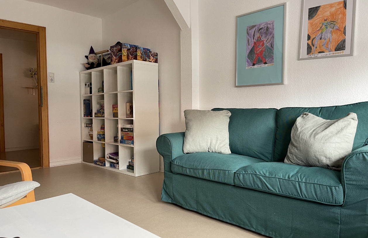 Regal mit Spielen und ein gemütliches Sofa