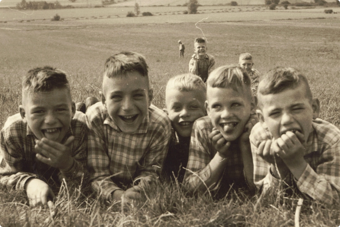 Historisches Bild von Jungen auf einer Wiese