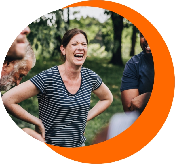 Lachende Erzeiherin in einer Gruppe mit Kolleginnen