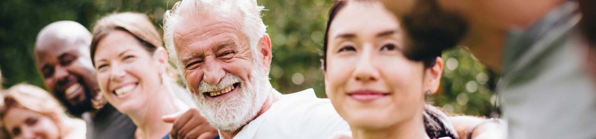 Eine Gruppe Erzieher und Erzieherinnnen