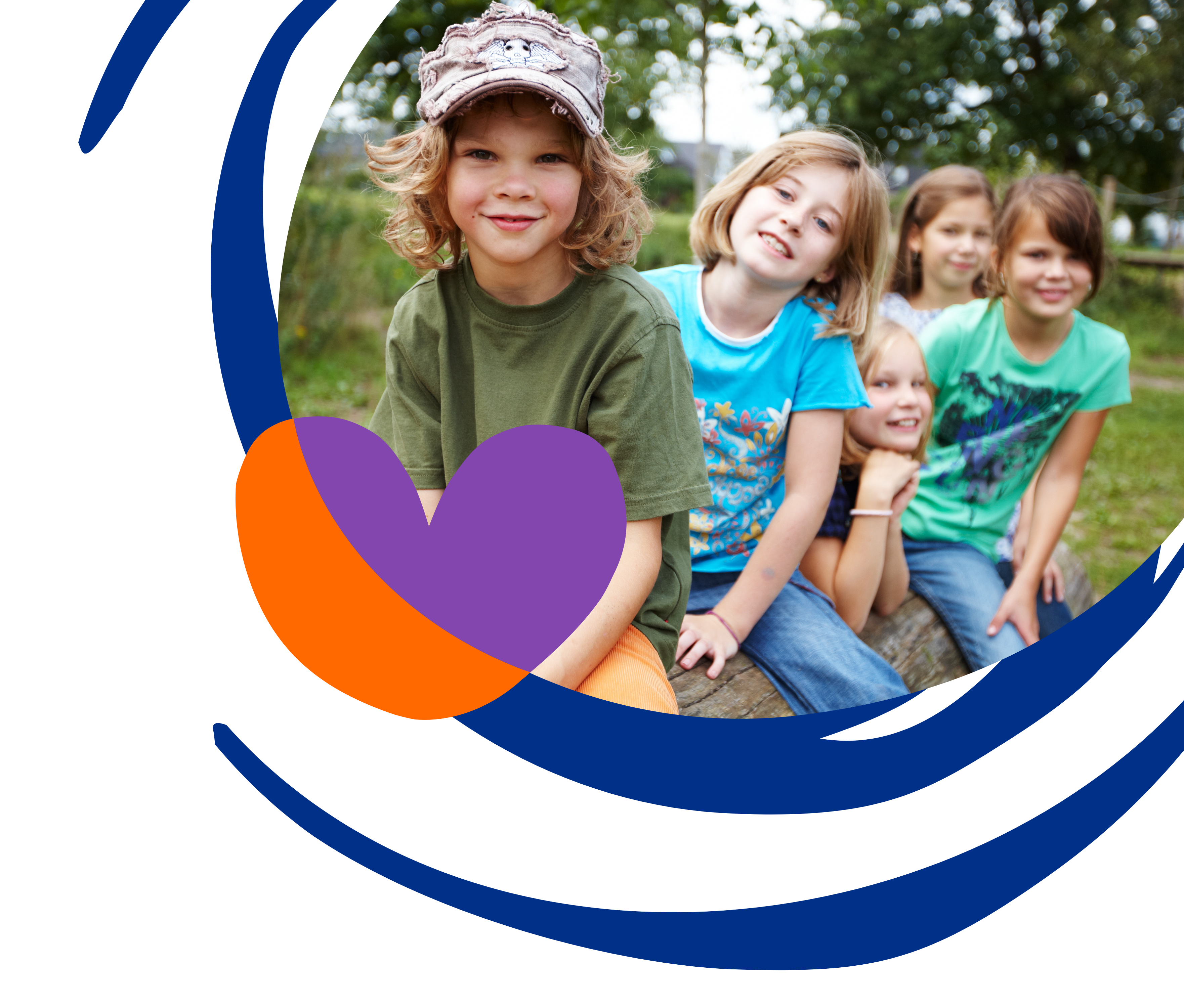 Vier Kinder stitzen auf einem Baumstamm